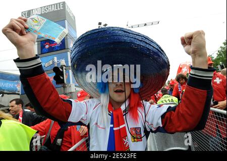 Fans vor der Gruppe EIN Spiel zwischen der Schweiz und der Tschechischen Republik während der Euro 2008 Fußball-Europameisterschaft in Basel, Schweiz, Samstag, 7. Juni 2008. Foto von Orban-Taamallah/Cameleon/ABACAPRESS.COM Stockfoto