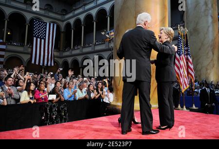 Senatorin Hillary Rodham Clinton (D-NY) und ihr Ehemann, der ehemalige US-Präsident Bill Clinton, am 7. Juni 2008 im National Building Museum in Washington, DC, USA. Clinton dankte ihren Unterstützern dafür, dass sie in einer der längsten demokratischen Vorwahlen der Geschichte hinter ihr standen und forderte sie auf, Senator Barack Obama (D-IL) als nächsten Präsidenten der Vereinigten Staaten zu unterstützen. Foto von Olivier Douliery/ABACAPRESS.COM Stockfoto