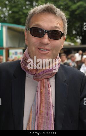 Laurent Ruquier bei der Ankunft im VIP-Bereich 'Le Village' während der French Tennis Open 2008 in der Roland Garros Arena in Paris, Frankreich am 8. Juni 2008. Foto von Gorassini-Nebinger/ABACAPRESS.COM Stockfoto