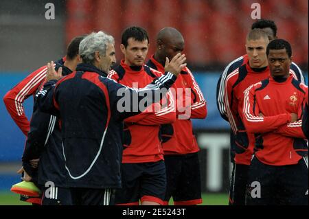 (L-R) Frankreichs Trainer Raymond Domenech, Willy Sagnol, William Gallas, Karim Benzema und Patrice Evra während des Trainings im Letzigrund-Stadion in Zürich, Schweiz, am 8. Juni 2008, am Vorabend ihres ersten EM-2008-Fußballspiels gegen Rumänien. Foto von Orban-Taamallah/Cameleon/ABACAPRESS.COM Stockfoto