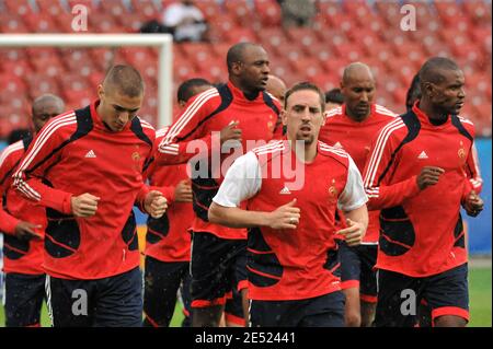 (L-R) die Franzosen Karim Benzema, Patrick Vieira, Franck Ribery, Nicolas Anelka und Eric Abidal während des Trainings im Letzigrund-Stadion in Zürich, Schweiz, am 8. Juni 2008, am Vorabend ihres ersten EM-2008-Fußballspiels gegen Rumänien. Foto von Orban-Taamallah/Cameleon/ABACAPRESS.COM Stockfoto