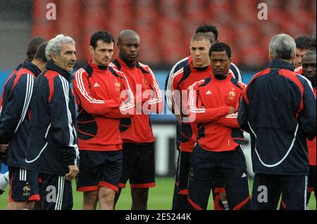 (L-R) Frankreichs Trainer Raymond Domenech, Willy Sagnol, William Gallas, Karim Benzema und Patrice Evra während des Trainings im Letzigrund-Stadion in Zürich, Schweiz, am 8. Juni 2008, am Vorabend ihres ersten EM-2008-Fußballspiels gegen Rumänien. Foto von Orban-Taamallah/Cameleon/ABACAPRESS.COM Stockfoto