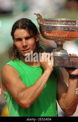 Der Spanier Rafael Nadal hält seine Trophäe, nachdem er das Finale gegen den Schweizer Roger Federer beim French Tennis Open am 8. Juni 2008 bei Roland Garros in Paris gewonnen hat. Nadal gewann 6:1, 6:3, 6:0. Foto von Gorassini-Nebinger/Cameleon/ABACAPRESS.COM Stockfoto