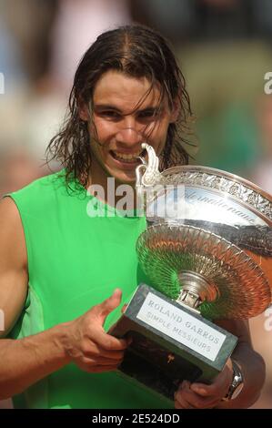 Der Spanier Rafael Nadal hält seine Trophäe, nachdem er das Finale gegen den Schweizer Roger Federer beim French Tennis Open am 8. Juni 2008 bei Roland Garros in Paris gewonnen hat. Nadal gewann 6:1, 6:3, 6:0. Foto von Gorassini-Nebinger/Cameleon/ABACAPRESS.COM Stockfoto