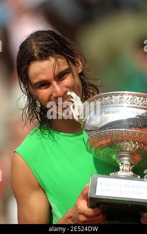 Der Spanier Rafael Nadal hält seine Trophäe, nachdem er das Finale gegen den Schweizer Roger Federer beim French Tennis Open am 8. Juni 2008 bei Roland Garros in Paris gewonnen hat. Nadal gewann 6:1, 6:3, 6:0. Foto von Gorassini-Nebinger/Cameleon/ABACAPRESS.COM Stockfoto