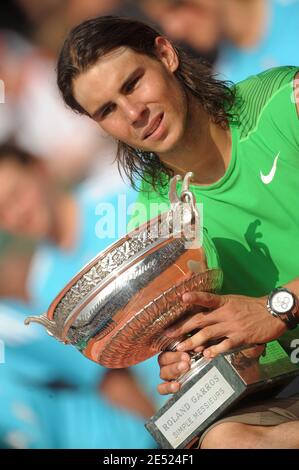 Der Spanier Rafael Nadal hält seine Trophäe, nachdem er das Finale gegen den Schweizer Roger Federer beim French Tennis Open am 8. Juni 2008 bei Roland Garros in Paris gewonnen hat. Nadal gewann 6:1, 6:3, 6:0. Foto von Gorassini-Nebinger/Cameleon/ABACAPRESS.COM Stockfoto