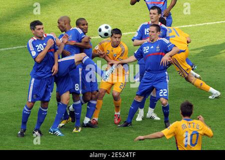 Die Franzosen Jeremy Toulalan, Nicolas Anelka, Florent Malouda, Franck Ribery und Willy Sagnol während des Fußball-Europameisterschaftsspiels der Fußball-Europameisterschaft 2008, Gruppe C, Rumänien gegen Frankreich im Letzigrund-Stadion in Zürich, Schweiz, 9. Juni 2008. Zu diesem Zeitpunkt ist die Punktzahl 0-0 Unentschieden. Foto von Orban-Taamallah/Cameleon/ABACAPRESS.COM Stockfoto