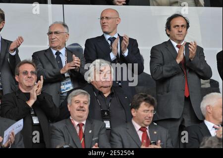 Frankreichs Juniorminister Bernard Laporte und UEFA-Präsident Michel Platini während des Euro 2008 UEFA Europameisterschaft Fußballspiel, Gruppe C, Rumänien gegen Frankreich im Letzigrund Stadion in Zürich, Schweiz, 9. Juni 2008. Das Spiel endete in einem Unentschieden von 0-0. Foto von Orban-Taamallah/Cameleon/ABACAPRESS.COM Stockfoto