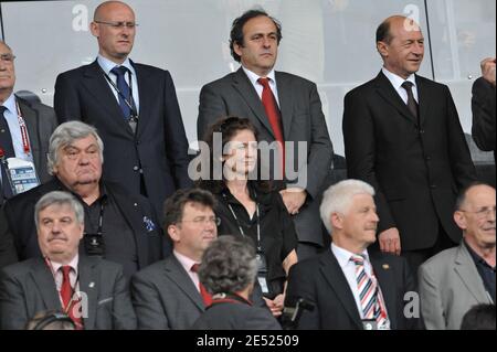 Frankreichs Juniorminister Bernard Laporte und UEFA-Präsident Michel Platini während des Euro 2008 UEFA Europameisterschaft Fußballspiel, Gruppe C, Rumänien gegen Frankreich im Letzigrund Stadion in Zürich, Schweiz, 9. Juni 2008. Das Spiel endete in einem Unentschieden von 0-0. Foto von Orban-Taamallah/Cameleon/ABACAPRESS.COM Stockfoto