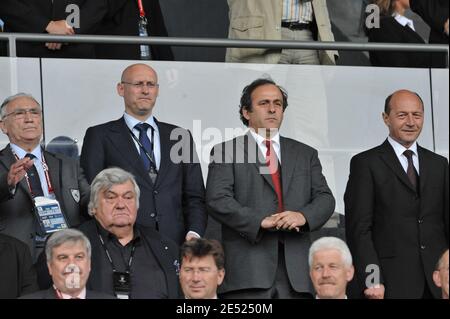 Frankreichs Juniorminister Bernard Laporte und UEFA-Präsident Michel Platini während des Euro 2008 UEFA Europameisterschaft Fußballspiel, Gruppe C, Rumänien gegen Frankreich im Letzigrund Stadion in Zürich, Schweiz, 9. Juni 2008. Das Spiel endete in einem Unentschieden von 0-0. Foto von Orban-Taamallah/Cameleon/ABACAPRESS.COM Stockfoto