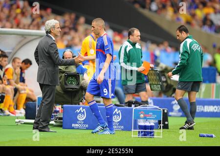 Frankreichs Trainer Raymond Domenech und Karim Benzema während des Euro 2008 UEFA Europameisterschaft Fußballspiel, Gruppe C, Rumänien gegen Frankreich im Letzigrund Stadion in Zürich, Schweiz, 9. Juni 2008. Das Spiel endete in einem Unentschieden von 0-0. Foto von Stevee McMay/Cameleon/ABACAPRESS.COM Stockfoto