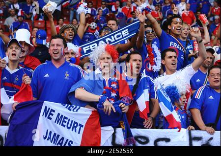 Frankreichs Fans während der Euro 2008 UEFA Europameisterschaft Fußballspiel, Gruppe C, Rumänien gegen Frankreich im Letzigrund Stadion in Zürich, Schweiz, 9. Juni 2008. Das Spiel endete in einem Unentschieden von 0-0. Foto von Stevee McMay/Cameleon/ABACAPRESS.COM Stockfoto