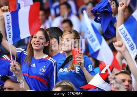 Frankreichs Fans während der Euro 2008 UEFA Europameisterschaft Fußballspiel, Gruppe C, Rumänien gegen Frankreich im Letzigrund Stadion in Zürich, Schweiz, 9. Juni 2008. Das Spiel endete in einem Unentschieden von 0-0. Foto von Stevee McMay/Cameleon/ABACAPRESS.COM Stockfoto