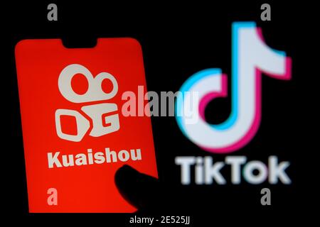 Kuaishou App-Logo auf dem Smartphone-Bildschirm und verschwommener Hintergrund mit TikTok-Logo zu sehen. Beliebte chinesische Video-Streaming-Plattform. Stafford, Vereinigte Ki Stockfoto