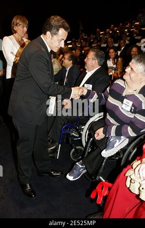 Der französische Solidaritätsminister Valerie Letard und Präsident Nicolas Sarkozy treffen sich am 10. Juni 2008 auf der Nationalen Behindertenkonferenz in Paris mit Behinderten. Foto von Alain Benainous/Pool/ABACAPRESS.COM Stockfoto