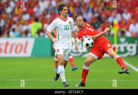 Der Portugiesen Joao Moutinho (L) und der tschechische Jan Polak kämpfen während des Fußball-EM-Fußballs der UEFA-Europameisterschaft 2008, Gruppe A, Portugal gegen Tschechien am 11. Juni 2008 im Stade de Geneve in Genf, Schweiz. Portugal gewann 3:1. Foto von Steeve McMay/Cameleon/ABACAPRESS.COM Stockfoto