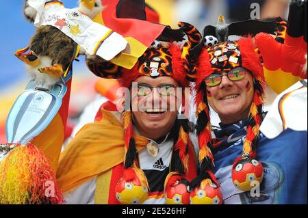 Deutschlands Fans während der UEFA EURO 2008, Gruppe B, Spiel Deutschland gegen Kroatien in Klagenfurt, Österreich, 12. Juni 2008. Kroatien gewann 2:1. Foto von Steeve McMay/Cameleon/ABACAPRESS.COM Stockfoto