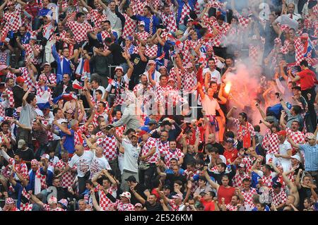 Kroatiens Fans während der UEFA EURO 2008, Gruppe B, Spiel Deutschland gegen Kroatien in Klagenfurt, Österreich, 12. Juni 2008. Kroatien gewann 2:1. Foto von Steeve McMay/Cameleon/ABACAPRESS.COM Stockfoto