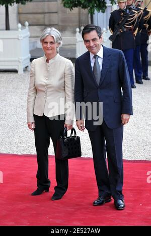 Francois und Penelope Fillon kommen im Elysee-Palast an, um am 13. Juni 2008 in Paris, Frankreich, ein "Arbeitsessen" des französischen Präsidenten Nicolas Sarkozy für Präsident George W. Bush zu genießen. Foto von Nebinger-Abd Rabbo/ABACAPRESS.COM Stockfoto