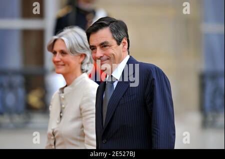 Francois und Penelope Fillon kommen im Elysee-Palast an, um am 13. Juni 2008 in Paris, Frankreich, ein "Arbeitsessen" des französischen Präsidenten Nicolas Sarkozy für Präsident George W. Bush zu genießen. Foto von Nebinger-Abd Rabbo/ABACAPRESS.COM Stockfoto