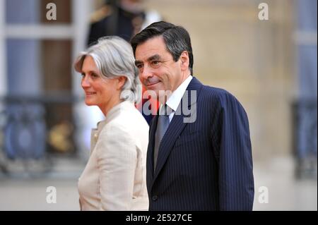 Francois und Penelope Fillon kommen im Elysee-Palast an, um am 13. Juni 2008 in Paris, Frankreich, ein "Arbeitsessen" des französischen Präsidenten Nicolas Sarkozy für Präsident George W. Bush zu genießen. Foto von Nebinger-Abd Rabbo/ABACAPRESS.COM Stockfoto