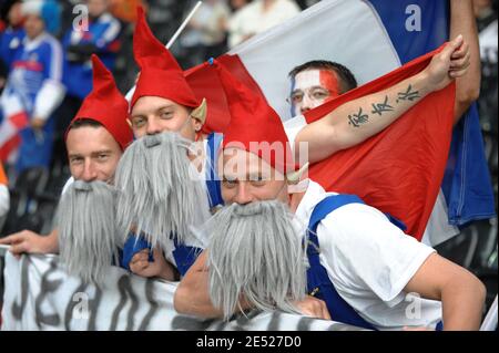 Frankreichs Fans bei der EM 2008 UEFA Europameisterschaft, Gruppe C, Frankreich gegen Niederlande am 13. Juni 2008 im Stade de Suisse Wankdorf in Bern, Schweiz. Die Niederlande gewannen 4:1. Foto von Orban-Taamallah/Cameleon/ABACAPRESS.COM Stockfoto