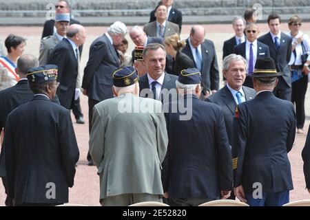 US-Präsident George W. Bush trifft sich in Begleitung des französischen Verteidigungsministers und Veteranen Jean-Marie Bockel am 14. Juni 2008 bei einer Zeremonie im Mont Valerien in Suresnes bei Paris mit Veteranen des Zweiten Weltkriegs. Foto von Ammar Abd Rabbo/ABACAPRESS.COM Stockfoto