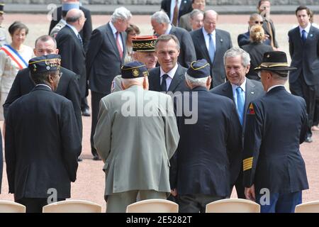US-Präsident George W. Bush trifft sich in Begleitung des französischen Verteidigungsministers und Veteranen Jean-Marie Bockel am 14. Juni 2008 bei einer Zeremonie im Mont Valerien in Suresnes bei Paris mit Veteranen des Zweiten Weltkriegs. Foto von Ammar Abd Rabbo/ABACAPRESS.COM Stockfoto