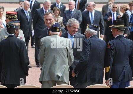 US-Präsident George W. Bush trifft sich in Begleitung des französischen Verteidigungsministers und Veteranen Jean-Marie Bockel am 14. Juni 2008 bei einer Zeremonie im Mont Valerien in Suresnes bei Paris mit Veteranen des Zweiten Weltkriegs. Foto von Ammar Abd Rabbo/ABACAPRESS.COM Stockfoto