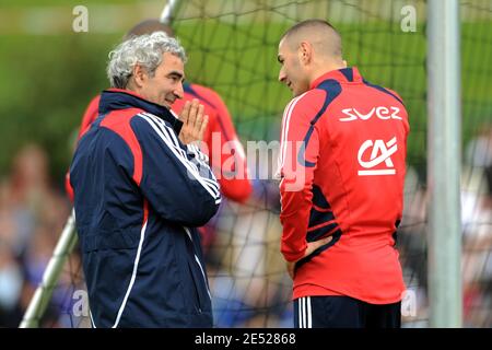 Frankreichs Trainer Raymond Domenech spricht mit Karim Benzema während einer Trainingseinheit der französischen Nationalmannschaft vor der Fußball-Europameisterschaft 2008 im Lussy-Stadion in Chatel-Saint-Denis, Schweiz, Donnerstag, 14. Juni 2008. Frankreich ist bei der Fußball-Europameisterschaft 2008 in Österreich und der Schweiz in der Gruppe C. Foto von Mehdi Taamallah/Cameleon/ABACAPRESS.COM Stockfoto