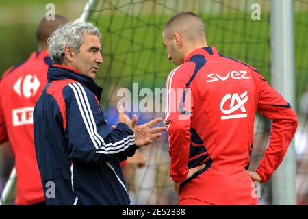 Frankreichs Trainer Raymond Domenech spricht mit Karim Benzema während einer Trainingseinheit der französischen Nationalmannschaft vor der Fußball-Europameisterschaft 2008 im Lussy-Stadion in Chatel-Saint-Denis, Schweiz, Donnerstag, 14. Juni 2008. Frankreich ist bei der Fußball-Europameisterschaft 2008 in Österreich und der Schweiz in der Gruppe C. Foto von Mehdi Taamallah/Cameleon/ABACAPRESS.COM Stockfoto