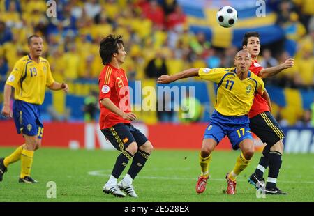 Schweden Hendrik Larsson, Spanien David Silva und Cesc Fabregas Kampf um den Ball während der UEFA-Europameisterschaft 2008, Gruppe D, Spanien gegen Schweden im Tivoli Neu Stadion in Innsbruck, Österreich am 14. Juni 2008. Spanien gewann 2:1. Foto von Steeve McMay/Cameleon/ABACAPRESS.COM Stockfoto