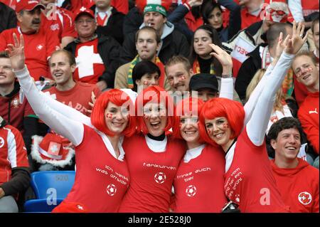 Schweizer Fans bei der EM 2008 UEFA Europameisterschaft, Gruppe A, Schweiz gegen Portugal im Saint-Jacok-Park in Bale, Schweiz am 15. Juni 2008. Die Schweiz gewann 2:0. Foto von Orban-Taamallah/Cameleon/ABACAPRESS.COM Stockfoto