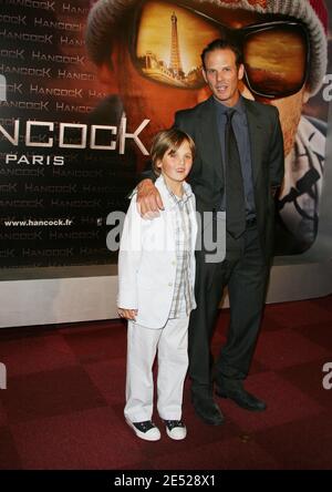 Regisseur Peter Berg und sein Sohn bei der französischen Filmpremiere von 'Hancock', die am 16. Juni 2008 im Olympia-Konzertsaal in Paris stattfand. Foto von Guignebourg-Nebinger/ABACAPRESS.COM Stockfoto