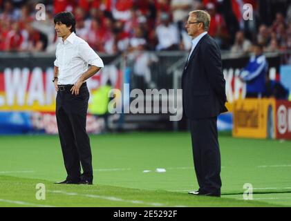 Bundestrainer Joachim loew (L) und Österreichs Trainer Josef Hickersberger bei der EM 2008 UEFA Europameisterschaft, Gruppe B, Österreich gegen Deutschland am 16. Juni 2008 im Ernst-Happel-Stadion in Wien, Österreich. Deutschland gewann 1:0. Foto von Steeve MacMay/Cameleon/ABACAPRESS.COM Stockfoto