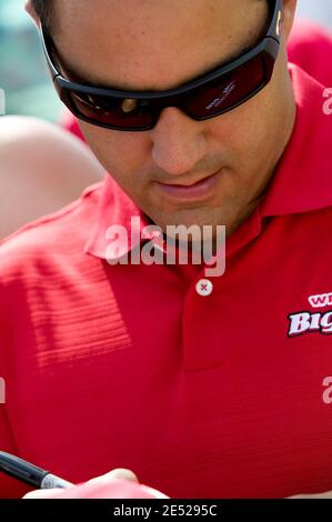 Juan Pablo Montoya geht auf den Parkplatz des Reisebusses, um seine Fans zu treffen und vor dem LifeLock 400, das am 15. Juni 2008 auf dem Michigan Speedway in Brooklyn, MI, USA, stattfand, einige Autogramme zu unterschreiben. Foto von Stephen Arce/Cal Sport Media/Cameleon/ABACAPRESS.COM Stockfoto