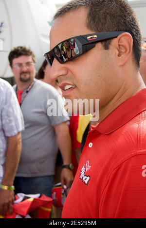 Juan Pablo Montoya geht auf den Parkplatz des Reisebusses, um seine Fans zu treffen und vor dem LifeLock 400, das am 15. Juni 2008 auf dem Michigan Speedway in Brooklyn, MI, USA, stattfand, einige Autogramme zu unterschreiben. Foto von Stephen Arce/Cal Sport Media/Cameleon/ABACAPRESS.COM Stockfoto