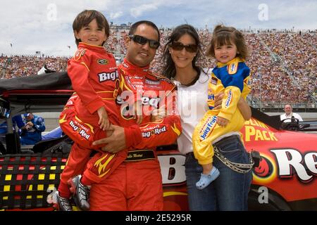 Juan Pablo Montoya genießt einen Moment mit seiner Familie vor dem Rennen auf dem Michigan Speedway, bevor am 15. Juni 2008 das NSCS LifeLock 400 in Brooklyn, MI, USA, ausgetragen wird. Foto von Jared Tilton/Cal Sport Media/Cameleon/ABACAPRESS.COM Stockfoto