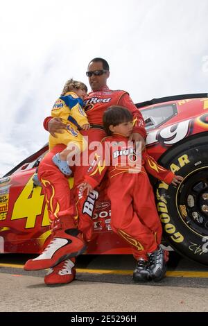 Juan Pablo Montoya genießt einen Moment mit seiner Familie vor dem Rennen auf dem Michigan Speedway, bevor am 15. Juni 2008 das NSCS LifeLock 400 in Brooklyn, MI, USA, ausgetragen wird. Foto von Jared Tilton/Cal Sport Media/Cameleon/ABACAPRESS.COM Stockfoto