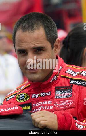 Juan Pablo Montoya im Big Red Havoline Dodge steigt kurz vor dem Start des LifeLock 400 auf dem Michigan Speedway in Brooklyn, MI, USA, am 15. Juni 2008 in sein Auto ein. Foto von Stephen Arce/Cal Sport Media/Cameleon/ABACAPRESS.COM Stockfoto