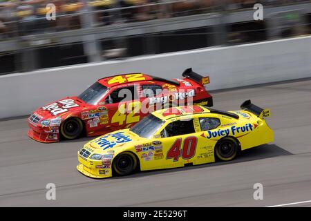 Dario Franchitti und Juan Pablo Montoya kämpfen am 400. Juni 2008 auf dem Michigan International Speedway während des Laufs des NSCS LifeLock 15 in Brooklyn, MI, USA. Foto von Jared Tilton/Cal Sport Media/Cameleon/ABACAPRESS.COM Stockfoto