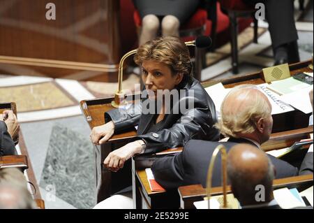 Der französische Minister für Gesundheit, Jugend, Sport und Verbände Roselyne Bachelot-Narquin wurde am 17. Juni 2008 während einer Arbeitssitzung bei der Nationalversammlung in Paris, Frankreich, gesehen. Foto von Mousse/ABACAPRESS.COM Stockfoto