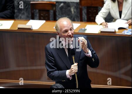 Der französische Minister für Einwanderung, Integration, nationale Identität und unterstützende Entwicklung Brice Hortefeux hält eine Rede während einer Arbeitssitzung in der Nationalversammlung am 17. Juni 2008 in Paris. Foto von Mousse/ABACAPRESS.COM Stockfoto