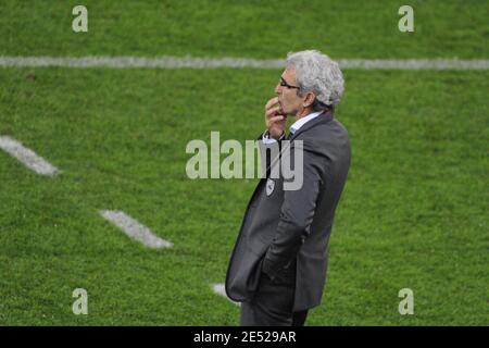 Frankreichs Trainer Raymond Domenech steht am 17. Juni 2008 im Letzigrund-Stadion in Zürich, Schweiz, während der Euro 2008, der UEFA Europameisterschaft, Gruppe C, Frankreich gegen Italien niedergeschlagen. Foto von Orban-Taamallah/Cameleon/ABACAPRESS.COM Stockfoto