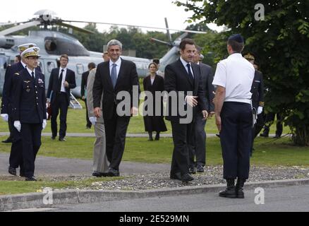 Der französische Präsident Nicolas Sarkozy, der Minister für Verteidigung und Veteranen Jean-Marie Bockel, Verteidigungsminister Herve Morin bei einem Besuch im Militärflugstützpunkt Creil, Vorort Paris, Frankreich am 17. Juni 2008. Foto von Vladimir Sichov/Pool/ABACAPRESS.COM Stockfoto