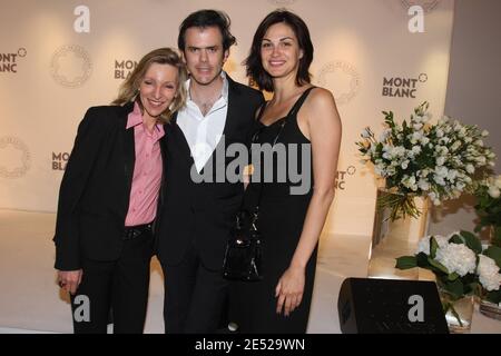 (L bis R) die französische Schriftstellerin Emmanuelle de Boysson, Guillaume Houze (die Gewinnerin) und die französische Schauspielerin und Sängerin Helena Noguera posieren während der 17. Verleihung des "MontBlanc of Culture Prize", die am 17. Juni 2008 im Rahmen der "musee d'Art moderne" in Paris, Frankreich, stattfand. Foto von Benoit Pinguet/ABACAPRESS.COM Stockfoto