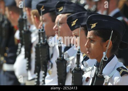 Militärs während der Zeremonie anlässlich des 68. Jahrestages des "Appells vom 18. Juni" auf dem Mont-Valerien in Suresnes, bei Paris, Frankreich am 18. Juni 2008. Die gedenkfeiern fanden statt, wo die deutschen Behörden am 15. Dezember 1941 mehr als 70 Menschen in Mont-Valerien hingerichtet haben, als Reaktion auf einen französischen Angriff auf einen deutschen Offizier. Foto von Ammar Abd Rabbo/ABACAPRESS.COM Stockfoto