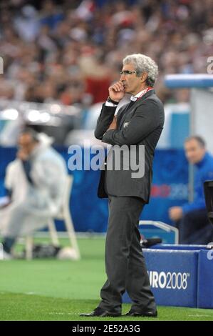 Frankreichs Trainer Raymond Domenech steht am 17. Juni 2008 im Letzigrund-Stadion in Zürich, Schweiz, während der Euro 2008, der UEFA Europameisterschaft, Gruppe C, Frankreich gegen Italien niedergeschlagen. Italien gewann 2:0. Foto von Orban-Taamallah/Cameleon/ABACAPRESS.COM Stockfoto