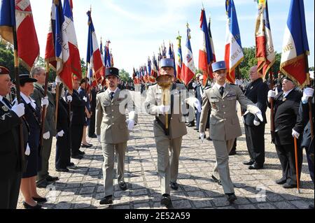 Militärs während der Zeremonie anlässlich des 68. Jahrestages des "Appells vom 18. Juni" auf dem Mont-Valerien in Suresnes, bei Paris, Frankreich am 18. Juni 2008. Die gedenkfeiern fanden statt, wo die deutschen Behörden am 15. Dezember 1941 mehr als 70 Menschen in Mont-Valerien hingerichtet haben, als Reaktion auf einen französischen Angriff auf einen deutschen Offizier. Foto von Ammar Abd Rabbo/ABACAPRESS.COM Stockfoto