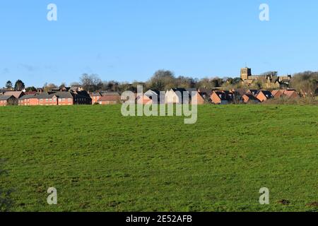 Rothwell ist eine Marktstadt in Northamptonshire mit vielen historischen Wohngebäuden Kirche ist durch den Hauptplatz seine Krypta enthält Tausende Von Knochen Stockfoto